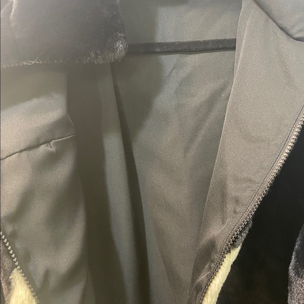 Nike Women’s Sport Wear,Black And Fossil,Swoosh Logo,Faux FurJacket.Size-Medium. - Picture 5 of 15